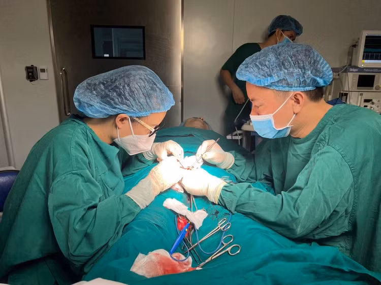 Các bác sĩ thực hiện vi phẫu thuật mổ tinh hoàn tìm tinh trùng cho anh D.