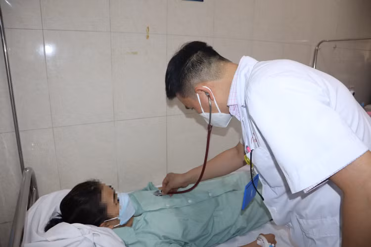 Người mắc sốt xuất huyết nhập viện tăng đột biến ảnh 1 Người mắc sốt xuất huyết nhập viện tăng đột biến ảnh 1