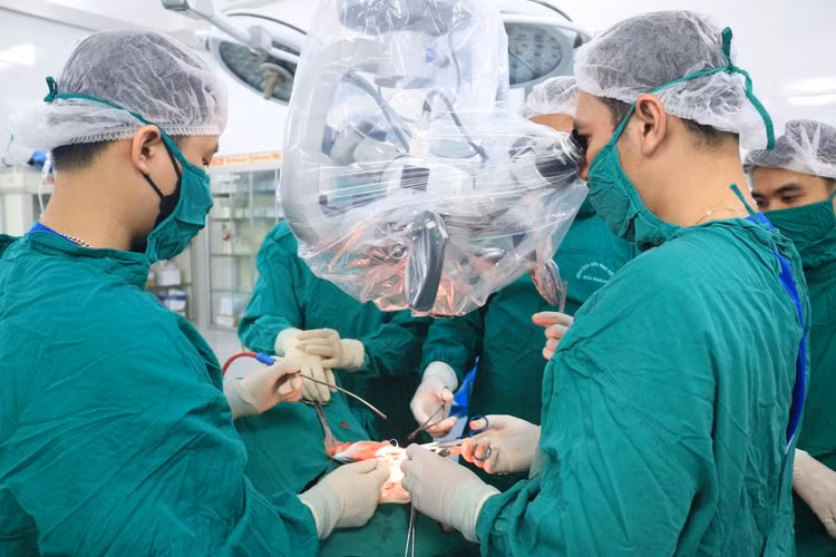 Các bác sĩ BVHN Việt Tiệp tiến hành phẫu thuật vi phẫu sọ não cho người bệnh