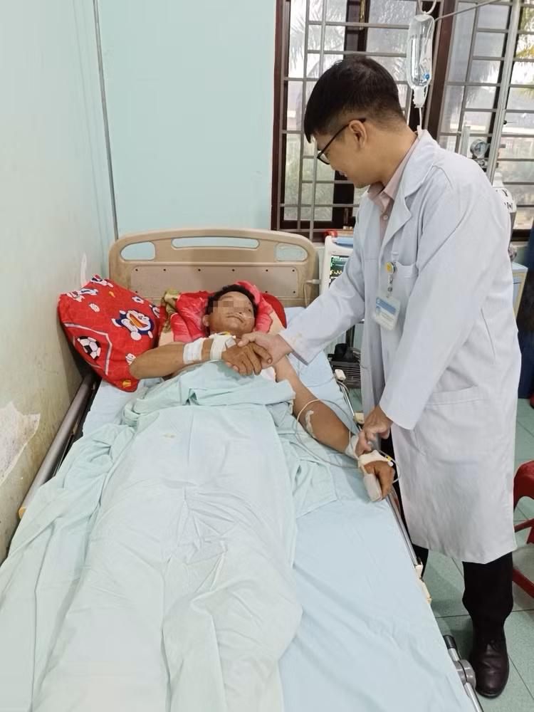 Đi cắt cỏ người đàn ông bị lưỡi dao gãy đâm xuyên lồng ngực nguy kịch đã được cứu sống