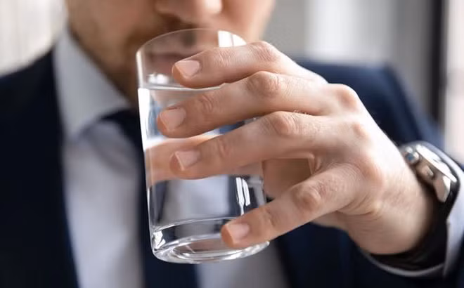 Sai lầm quan niệm uống nhiều nước, tiểu tiện nhiều - Ảnh minh họa Sai lầm quan niệm uống nhiều nước, tiểu tiện nhiều - Ảnh minh họa
