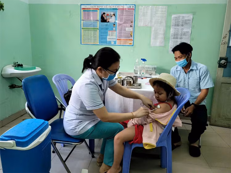 Tiêm phòng vắc xin sởi - Ảnh minh họa