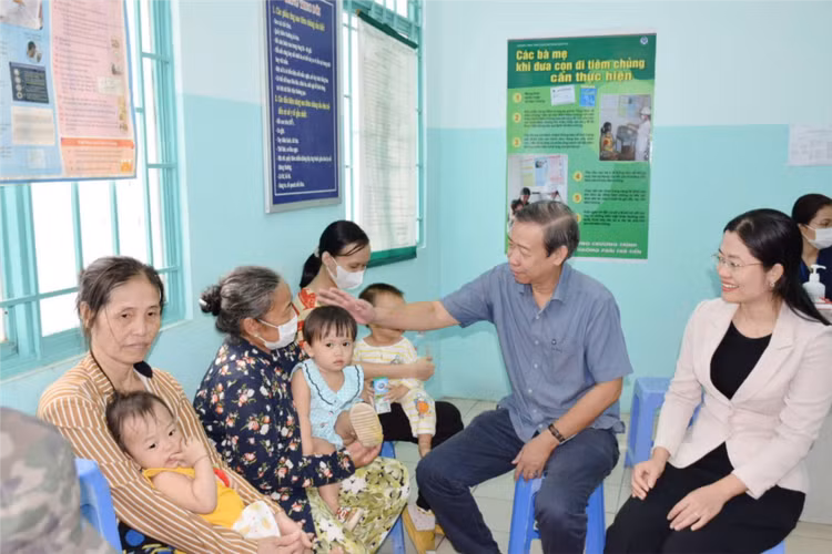 TS.BS Nguyễn Văn Vĩnh Châu, Phó Giám đốc Sở Y tế Tp HCM và bà Lê Thị Ngọc Dung, Phó Chủ tịch UBND Quận Bình Tân thăm hỏi động viên các bé và gia đình tại các điểm tiêm - Ảnh: HCDC TP HCM TS.BS Nguyễn Văn Vĩnh Châu, Phó Giám đốc Sở Y tế Tp HCM và bà Lê Thị Ngọc Dung, Phó Chủ tịch UBND Quận Bình Tân thăm hỏi động viên các bé và gia đình tại các điểm tiêm - Ảnh: HCDC TP HCM