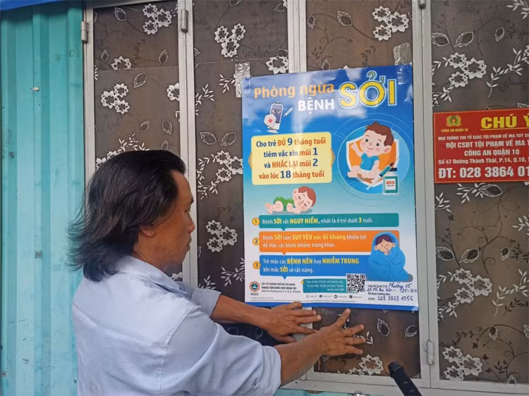 Cộng tác viên sức khỏe cộng đồng tham gia dán bích chương truyền thông phòng ngừa bệnh sởi trên địa bàn Quận 10. Cộng tác viên sức khỏe cộng đồng tham gia dán bích chương truyền thông phòng ngừa bệnh sởi trên địa bàn Quận 10.