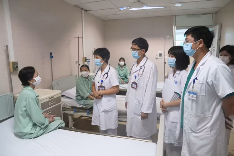 Các bác sĩ khoa Cơ xương khớp bệnh viện E đi buồng thăm hỏi bệnh nhân Các bác sĩ khoa Cơ xương khớp bệnh viện E đi buồng thăm hỏi bệnh nhân