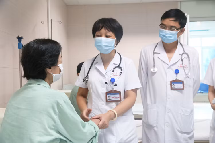 BS Nguyễn Thị Bích Ngọc, Trưởng Khoa Cơ xương khớp Bệnh viện E thăm người bệnh BS Nguyễn Thị Bích Ngọc, Trưởng Khoa Cơ xương khớp Bệnh viện E thăm người bệnh