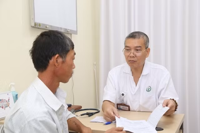 PGS.TS Nguyễn Hữu Ước tư vấn cho bệnh nhân PGS.TS Nguyễn Hữu Ước tư vấn cho bệnh nhân