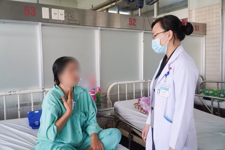 Thăm khám cho bệnh nhân sau phẫu thuật Thăm khám cho bệnh nhân sau phẫu thuật