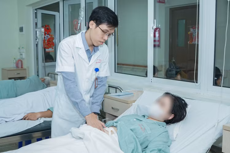 Thăm khám cho bệnh nhân sau phẫu thuật - Ảnh BVCC