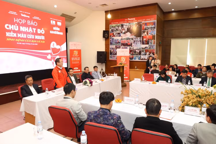 Họp báo chủ nhật đỏ
