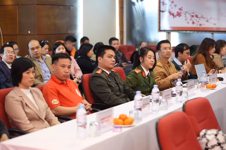 Vợ chồng Đại úy Nguyễn Văn Huyên (Học viện An ninh Nhân dân) và Đại úy Bùi Hoàng Ly Ly (Học viện Cảnh sát Nhân dân)