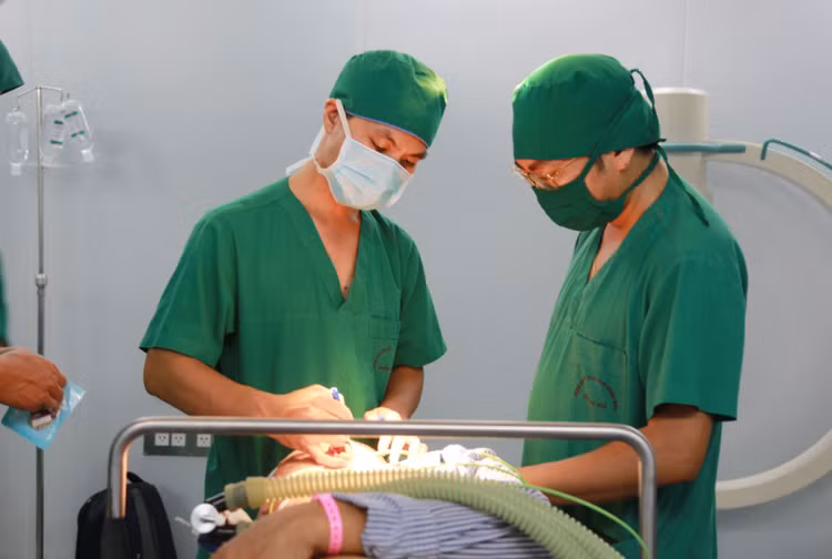 Các phẫu thuật viên tiến hành xác định vị trí u não trước mổ.