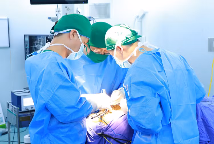 Kíp mổ thực hiện bóc tách khối u góc tiểu cầu trái cho bệnh nhân Q.