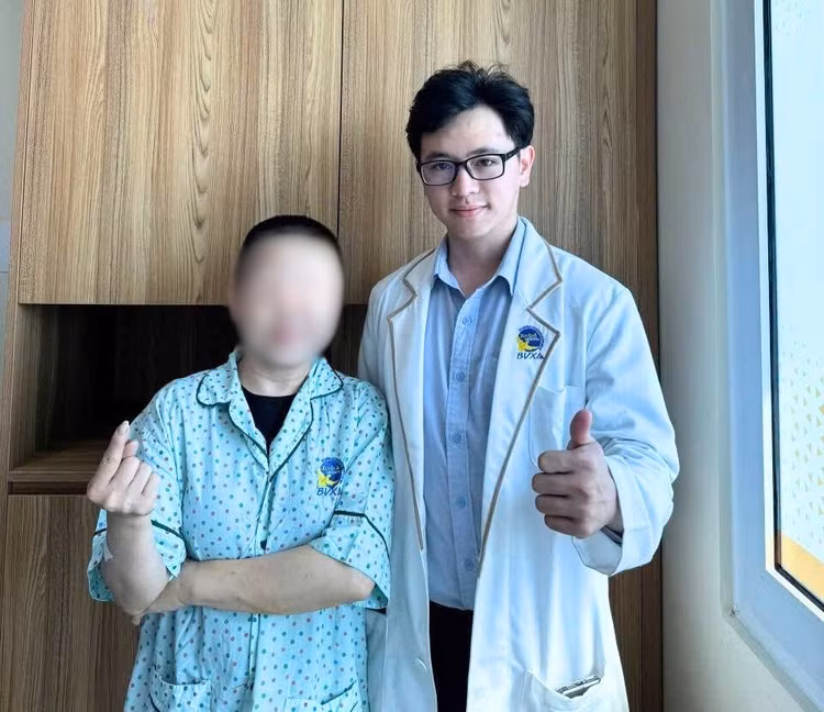 Bác sĩ chụp ảnh cùng bệnh nhân được cứu sống sau vỡ túi phình mạch máu não - Ảnh minh họa Bác sĩ chụp ảnh cùng bệnh nhân được cứu sống sau vỡ túi phình mạch máu não - Ảnh minh họa