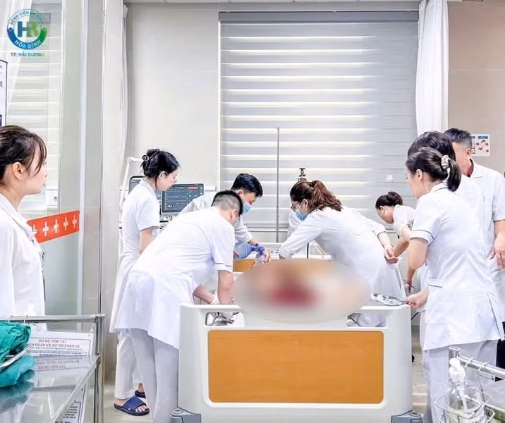 Các bác sĩ đa khoa Hòa Bình cứu bệnh nhân đuối nước khi không có người thân - Ảnh BVCC Các bác sĩ đa khoa Hòa Bình cứu bệnh nhân đuối nước khi không có người thân - Ảnh BVCC