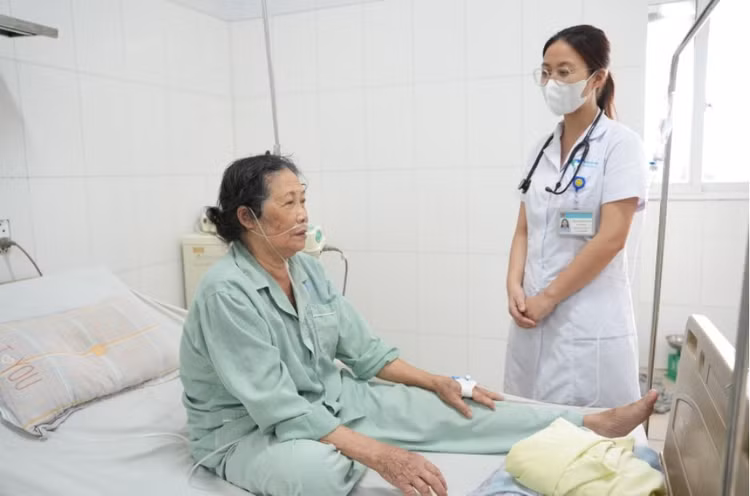 Người bệnh hen phế quản phải chú ý giữ gìn sức khỏe, nhất là khi giao mùa - Ảnh BVCC Người bệnh hen phế quản phải chú ý giữ gìn sức khỏe, nhất là khi giao mùa - Ảnh BVCC
