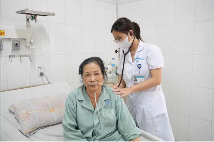 Chăm sóc bệnh nhân hen phế quản tại bệnh viện - Ảnh BVCC Chăm sóc bệnh nhân hen phế quản tại bệnh viện - Ảnh BVCC