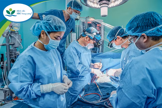 Các bác sĩ đang thực hiện ca phẫu thuật tim ít xâm lấn thứ 700 cho bệnh nhi mắc tứ chứng Fallot