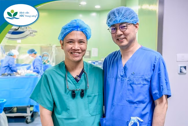 TS.BS Nguyễn Lý Thịnh Trường và giáo sư Yasuhiro Kotani sau ca phẫu thuật tim bằng kỹ thuật ít xâm lấn thứ 700