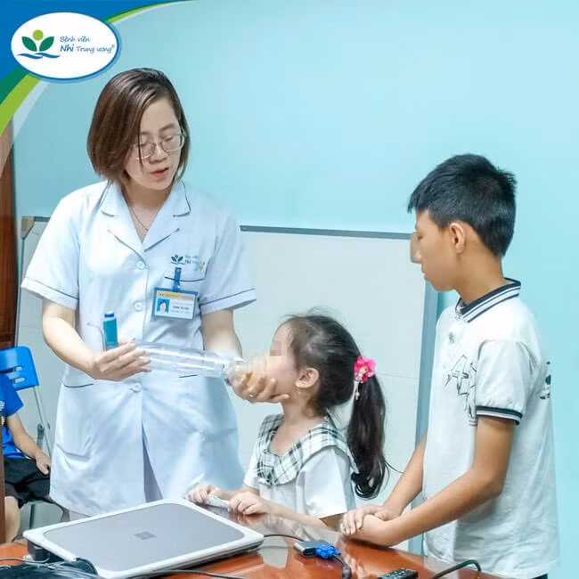 Điều dưỡng Trịnh Thị Hậu – Khoa Miễn dịch – Dị ứng – Khớp, Bệnh viện Nhi Trung ương hướng dẫn cha mẹ và các bé cách xịt thuốc dự phòng hen tại nhà