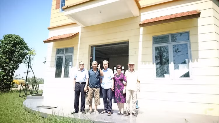 Mặt chính tầng 1, nhà xoay 360 độ: KS Nguyễn Thành Lập (người đội mũ) và ông Nguyễn Văn Lượng-“cha đẻ” nhà xoay (người giơ tay chào), với khách thăm quan Mặt chính tầng 1, nhà xoay 360 độ: KS Nguyễn Thành Lập (người đội mũ) và ông Nguyễn Văn Lượng-“cha đẻ” nhà xoay (người giơ tay chào), với khách thăm quan