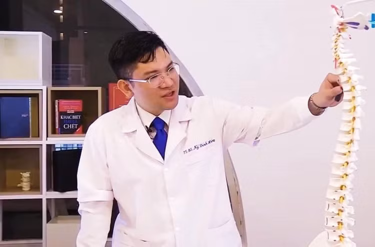 PGS.TS Hòa phân tích về thoái hóa cột sống gây biến chứng cho cơ thể - Ảnh BSCC
