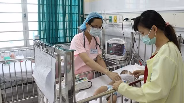 Chăm sóc bệnh nhân ho gà tại Bệnh viện Nhi Trung ương