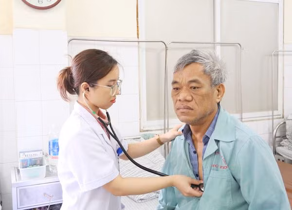 ThS.BSNT Nguyễn Thị Lan Hương thăm khám cho người bệnh có cả ổ bệnh trong người - Ảnh BVCC