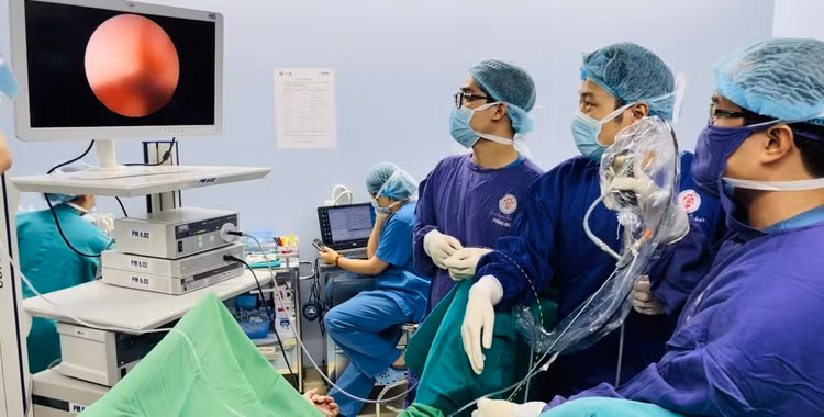 Hình ảnh kíp phẫu thuật đang tiến hành đặt stent niệu đạo cho bệnh nhân - Ảnh BSCC