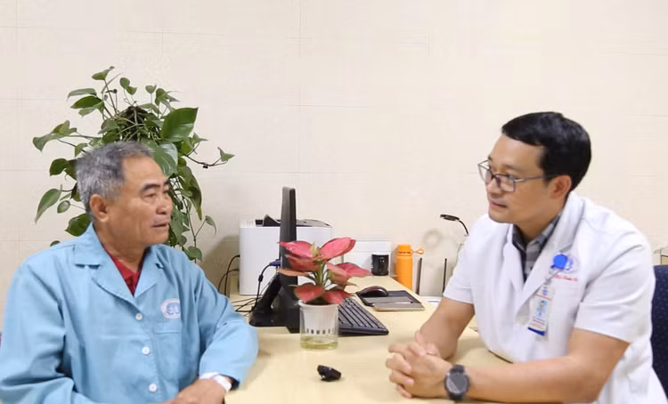 BSCKII. Trần Xuân Vĩnh – Phó Giám đốc Trung tâm Ung bướu kiêm Trưởng khoa Hóa trị tư vấn cho người bệnh - Ảnh BVCC BSCKII. Trần Xuân Vĩnh – Phó Giám đốc Trung tâm Ung bướu kiêm Trưởng khoa Hóa trị tư vấn cho người bệnh - Ảnh BVCC