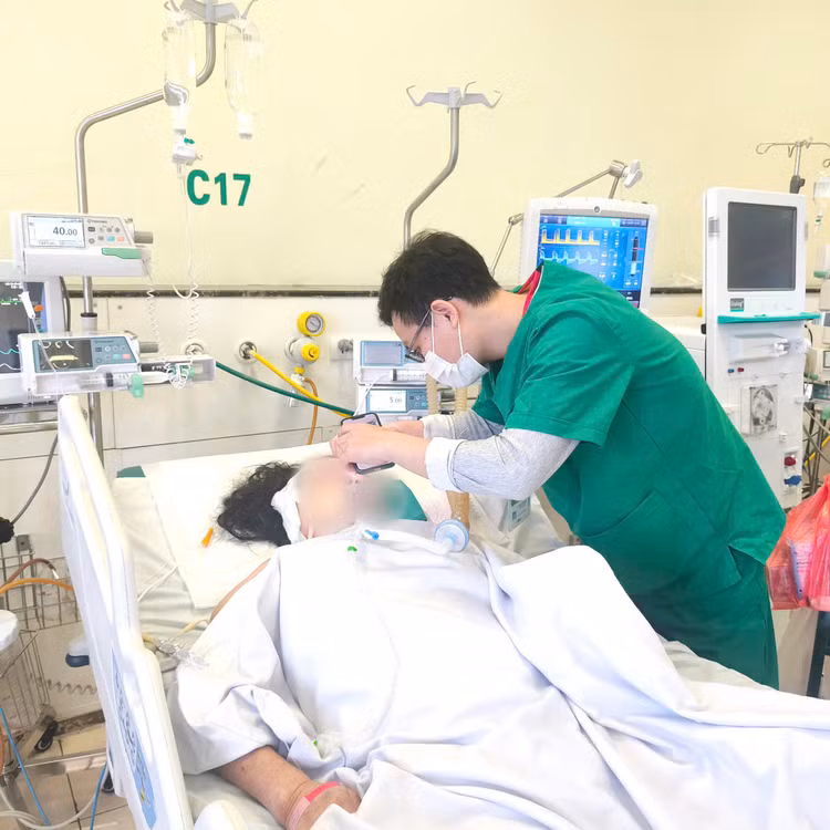 Thăm khám cho bệnh nhân xuất huyết não vì thường xuyên quên uống thuốc huyết áp - Ảnh BVCC Thăm khám cho bệnh nhân xuất huyết não vì thường xuyên quên uống thuốc huyết áp - Ảnh BVCC