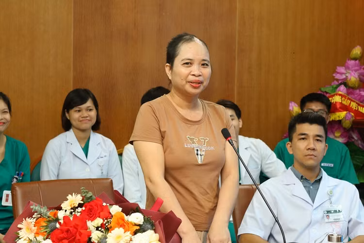 Nụ cười hạnh phúc của bệnh nhân sau gần 3 tháng vượt qua biến cố nguy hiểm