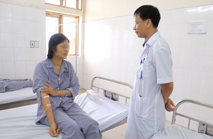 Thạc sĩ bác sĩ Vũ Xuân Kiên, Trưởng khoa thăm khám, động viên người bệnh trước khi ra viện. Thạc sĩ bác sĩ Vũ Xuân Kiên, Trưởng khoa thăm khám, động viên người bệnh trước khi ra viện.