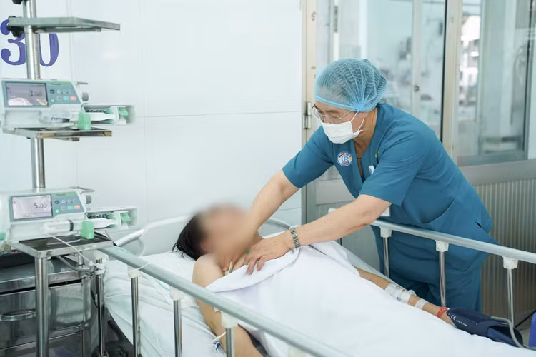 Thăm khám cho bệnh nhân viêm não tự miễn do u quái buồng trứng - Ảnh BVCC