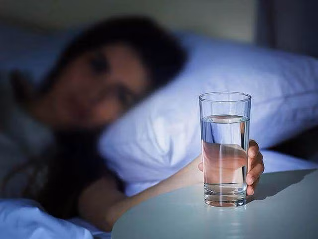 Uống 1 cốc nước trước khi đi ngủ có thể cứu 1 mạng người khỏi đột quỵ Uống 1 cốc nước trước khi đi ngủ có thể cứu 1 mạng người khỏi đột quỵ