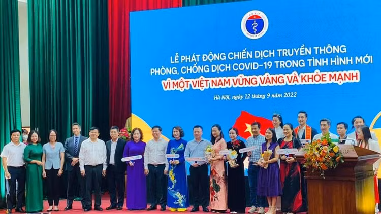 Các đại biểu tham dự lễ phát động chiến dịch.