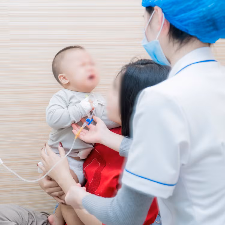 Thăm khám cho trẻ để phẫu thuật - Ảnh BVCC Thăm khám cho trẻ để phẫu thuật - Ảnh BVCC
