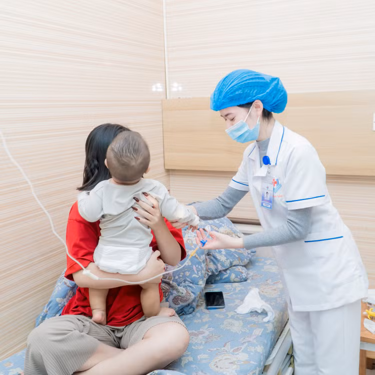 Chảy dịch rốn sau cắt hơn 10 tháng không ngờ polyp rốn - Ảnh BVCC Chảy dịch rốn sau cắt hơn 10 tháng không ngờ polyp rốn - Ảnh BVCC