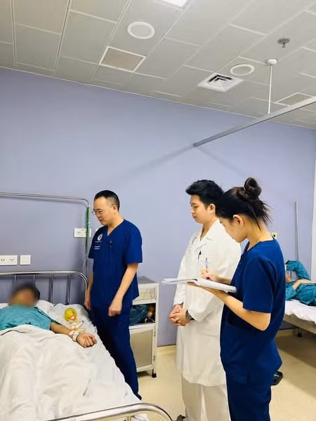 Thăm khám cho người bệnh tại Bệnh viện - Ảnh BSCC