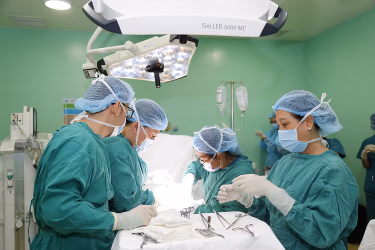 Ca phẫu thuật cho bé - Ảnh BVCC