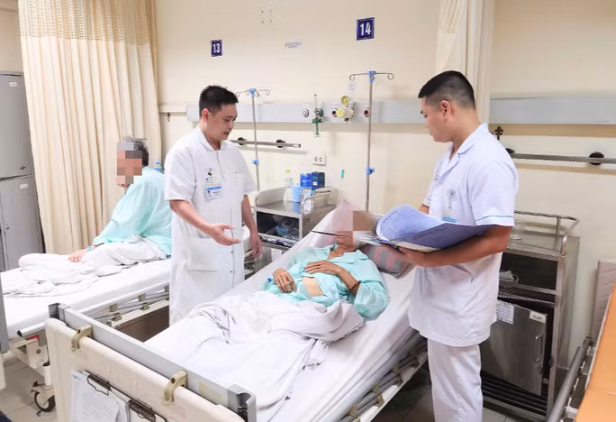 Thăm khám cho bệnh nhân sau phẫu thuật Thăm khám cho bệnh nhân sau phẫu thuật