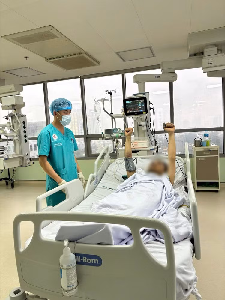 Hình ảnh nhân viên khoa Hồi sức nội khoa và chống độc chăm sóc, hướng dẫn bệnh nhân vận động sớm tại giường sau khi hồi phục ý thức - Ảnh BVCC
