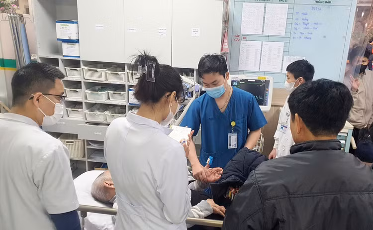 Cấp cứu cho bệnh nhân đột quỵ - Ảnh BVCC Cấp cứu cho bệnh nhân đột quỵ - Ảnh BVCC