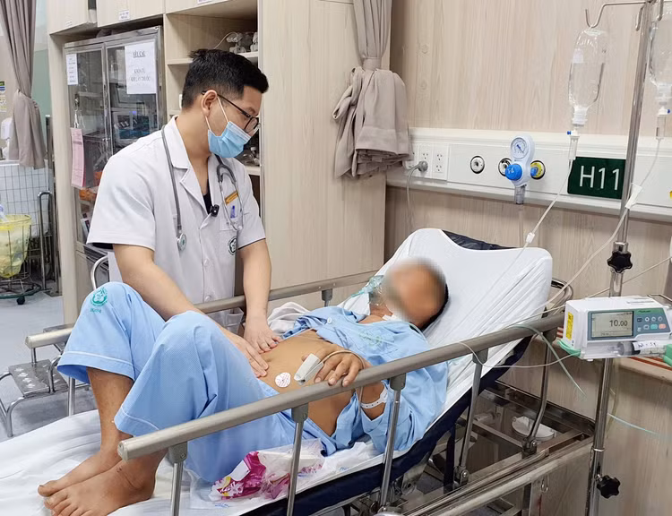 ThS. BSNT Nguyễn Như Bình thăm khám cho bệnh nhân tại Trung tâm Cấp cứu A9 - Ảnh BVCC ThS. BSNT Nguyễn Như Bình thăm khám cho bệnh nhân tại Trung tâm Cấp cứu A9 - Ảnh BVCC