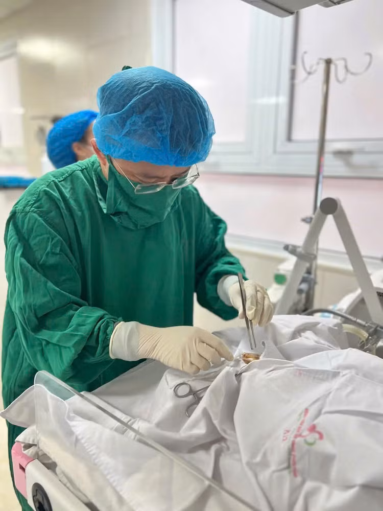 Bác sĩ tại Khoa Sơ sinh thực hiện đặt đường truyền trung tâm cho bệnh nhi - Ảnh BVCC