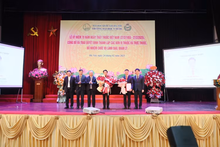 GS.TS Lê Ngọc Thành - Hiệu trưởng Trường Đại học Y dược ĐHQG Hà Nội trao quyết định cho 2 Phó hiệu trưởng GS.TS Nguyễn Duy Ánh và PGS.TS Đinh Đoàn Long - Ảnh Trường Đại học Y Dược