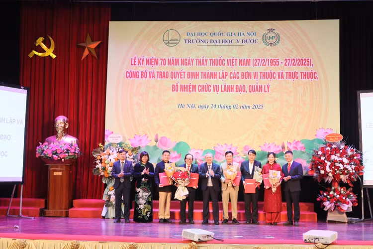 GS.TS Lê Ngọc Thành, Hiệu trưởng Trường Đại học Y Dược - ĐH Quốc gia Hà Nội trao các quyết định bổ nhiệm cho cán bộ quản lý các khoa, bộ môn mới - Ảnh: Trường Đại học Y Dược