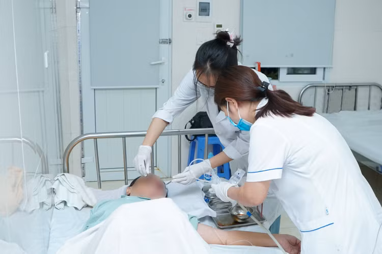 Thăm khám cho bệnh nhân - Ảnh BVCC