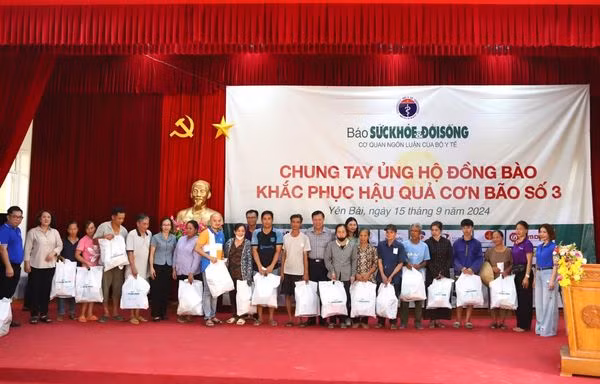 Thứ trưởng Bộ Y tế Đỗ Xuân Tuyên động viên người dân vùng lũ Yên Bái ảnh 2 Thứ trưởng Bộ Y tế Đỗ Xuân Tuyên động viên người dân vùng lũ Yên Bái ảnh 2