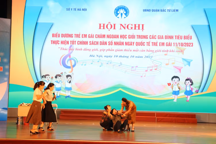 Tiểu phẩm "Chuyện nhà chúng tôi" được trình diễn tại hội nghị. Tiểu phẩm "Chuyện nhà chúng tôi" được trình diễn tại hội nghị.